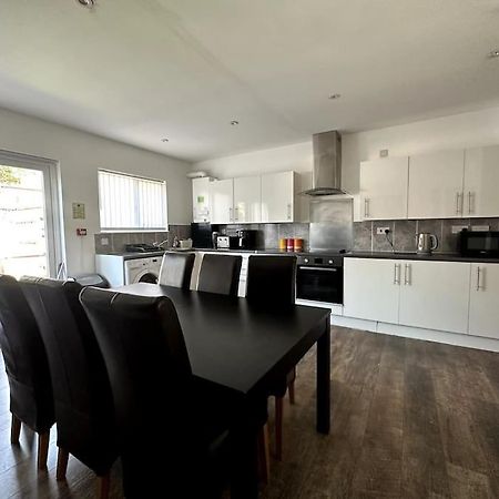 Spacious Holiday Home Near Tube Station - By Starlet Stays Londra Exterior foto
