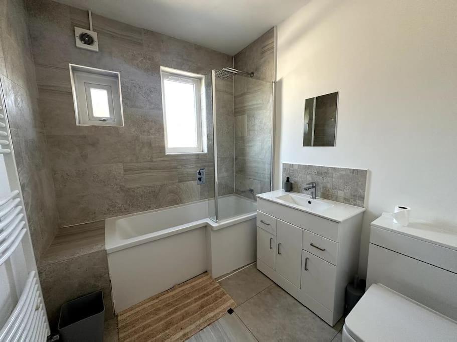 Spacious Holiday Home Near Tube Station - By Starlet Stays Londra Exterior foto