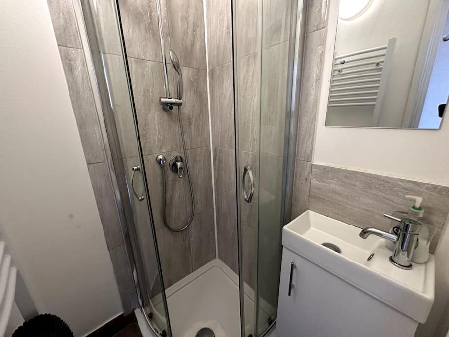 Spacious Holiday Home Near Tube Station - By Starlet Stays Londra Exterior foto