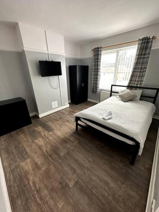 Spacious Holiday Home Near Tube Station - By Starlet Stays Londra Exterior foto