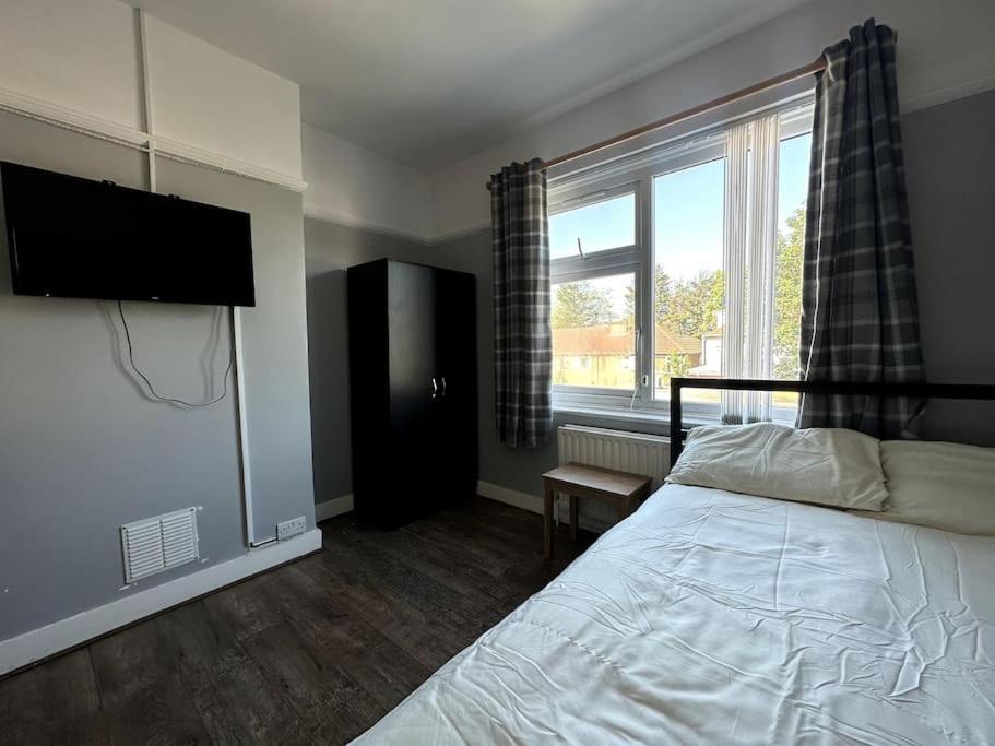 Spacious Holiday Home Near Tube Station - By Starlet Stays Londra Exterior foto